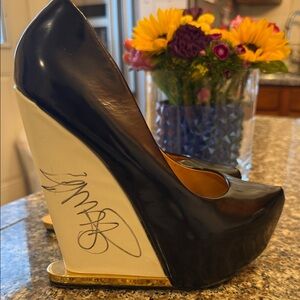 Signed by Gwen Stefani LAMB Black Wedge Pump with Gold Accent Dorothee wedges